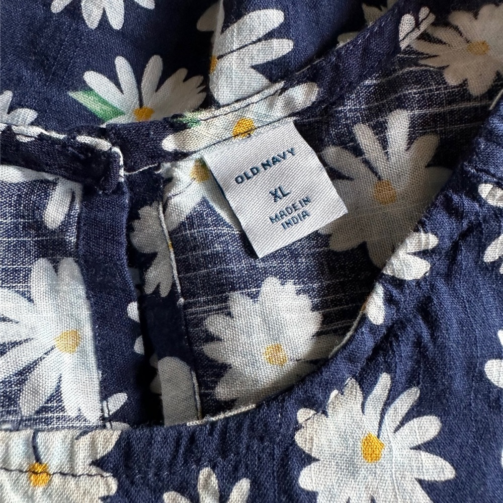 Old Navy Sleeveless Tie Front Daisy Top - Picture 6 of 7